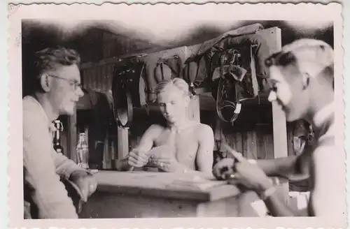 (F16787) Orig. Foto deutsche Soldaten am Tisch in der Stube 1933-45
