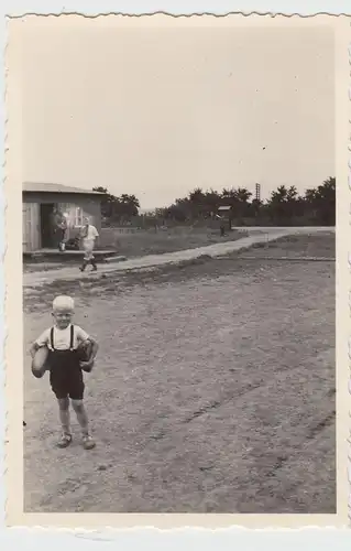 (F16771) Orig. Foto kleiner Junge mit Broten am RAD-Lager 1933-45