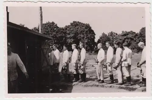 (F16766) Orig. Foto Männer im RAD-Lager, Angetreten zum Essen fassen 1933-45