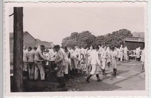 (F16762) Orig. Foto Männer im RAD-Lager putzen o. waschen 1933-45