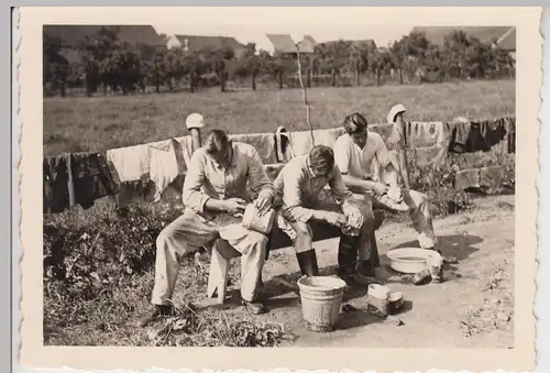 (F16760) Orig. Foto Männer RAD putzen Essgeschirr 1933-45
