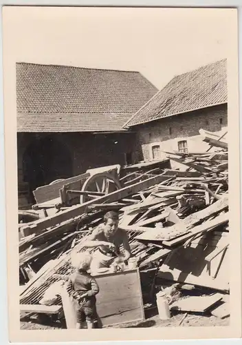 (F16755) Orig. Foto Kriegsschauplatz, zerstörter Bauernhof, Mann u. Kind 1933-45