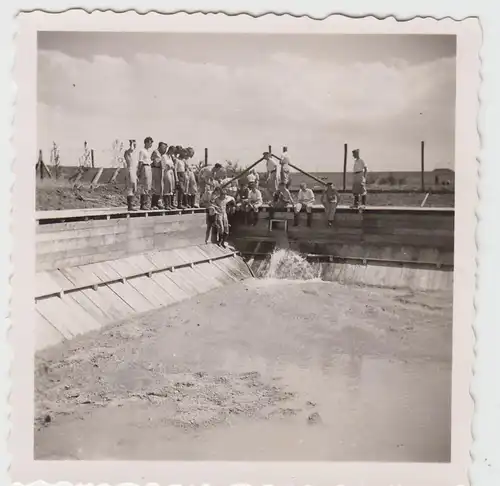 (F16752) Orig. Foto Männer füllen ein neu gebautes Wasser-Bassin 1933-45