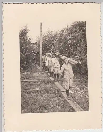 (F16748) Orig. Foto Männer schleppen Rundhölzer a. Bretterweg 1933-45