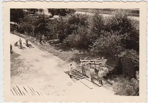 (F16747) Orig. Foto Männer v. RAD Lager beim Abladen von Holzbrettern 1933-45