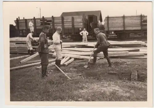 (F16746) Orig. Foto Männer v. RAD Lager beim Abladen von Holzbrettern 1933-45