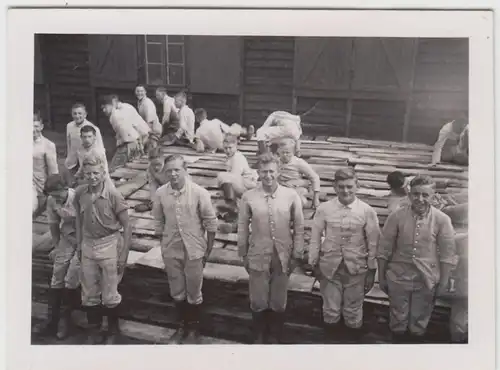 (F16745) Orig. Foto Männer v. RAD Lager nach Abladen von Holzbrettern 1933-45