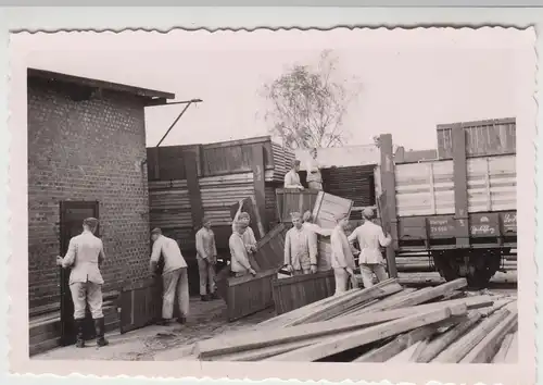 (F16741) Orig. Foto Männer entladen Holz v. Rungenwagen, Güterbahnhof 1933-45