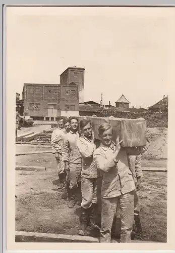(F16734) Orig. Foto Männer schleppen Holzbalken, Bahnhof vor 1945