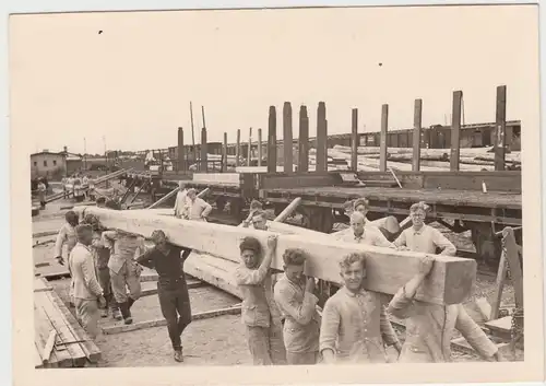 (F16733) Orig. Foto Männer schleppen Holzbalken, Bahnhof vor 1945