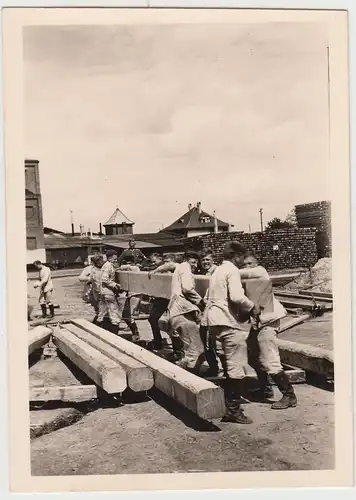 (F16732) Orig. Foto Männer schleppen Holzbalken, Bahnhof vor 1945