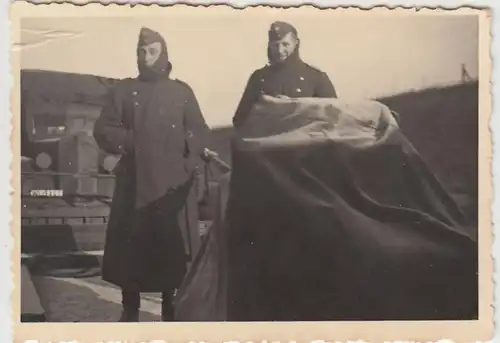 (F1673) Orig. Foto Truppentransport, LKW auf Bahnwagen, 1940er