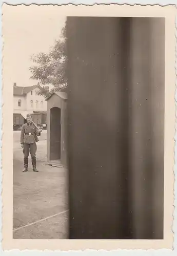 (F16728) Orig. Foto RAD Lager 1933-45, an der Wache mit Spaten