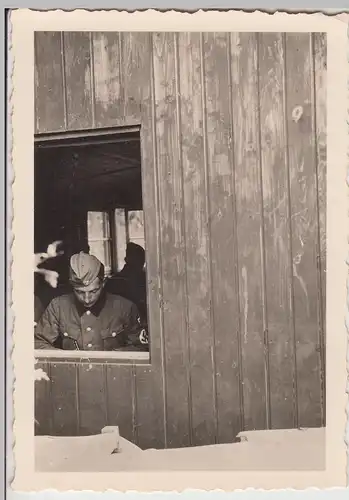 (F16729) Orig. Foto RAD Lager 1933-45, Soldat am Fenster schreibt