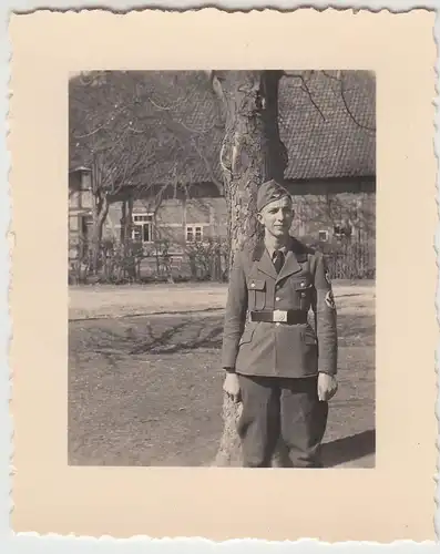 (F16717) Orig. Foto RAD, deutscher Soldat vor Bauernhaus 1933-45