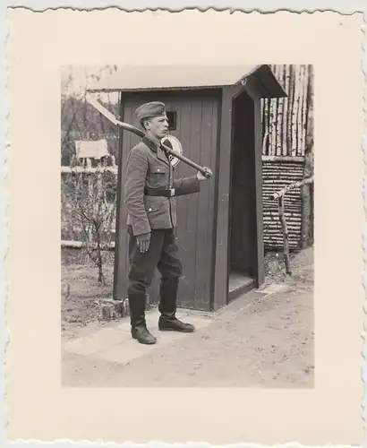 (F16718) Orig. Foto Reichsarbeitsdienst, Mann mit Spaten an Wache 1933-45