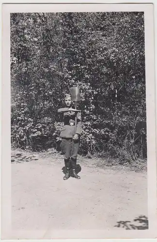 (F16708) Orig. Foto deutscher Soldat mit Spaten im Freien, RAD 1933-45