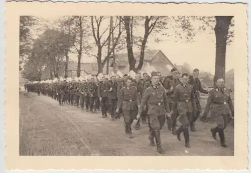 (F16706) Orig. Foto deutsche Soldaten, RAD, marschieren durch Ort 1933-45