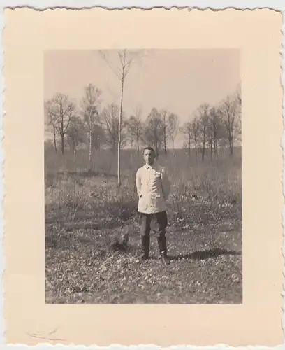 (F16707) Orig. Foto deutscher Soldat im Freien, RAD 1933-45