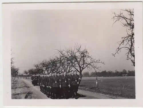 (F16695) Orig. Foto deutsche Soldaten marschieren auf Straße 1933-45