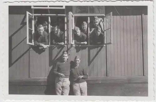 (F16692) Orig. Foto deutsche Soldaten schauen a. Fenster i. RAD Lager 1933-45