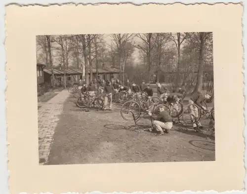 (F16691) Orig. Foto deutsche Soldaten i. RAD Lager 1933-45, Kontrolle Fahrräder