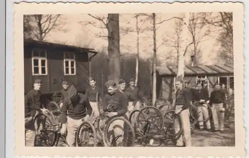 (F16690) Orig. Foto deutsche Soldaten i. RAD Lager 1933-45, Kontrolle Fahrräder