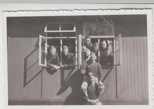 (F16689) Orig. Foto deutsche Soldaten schauen a. Fenster i. RAD Lager 1933-45