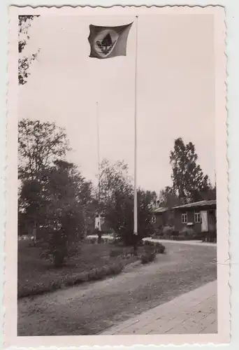 (F16684) Orig. Foto Flagge Reichsarbeitsdienst in einem Lager 1933-45