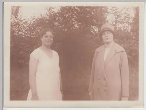 (F16682) Orig. Foto junge Damen im Freien, Schwestern Zwillinge 1930er
