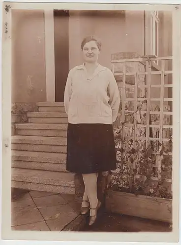 (F16680) Orig. Foto Frau am Hauseingang 1920er