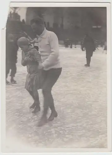 (F16677) Orig. Foto Mann und Mädchen üben Schlittschuhlaufen 1930er