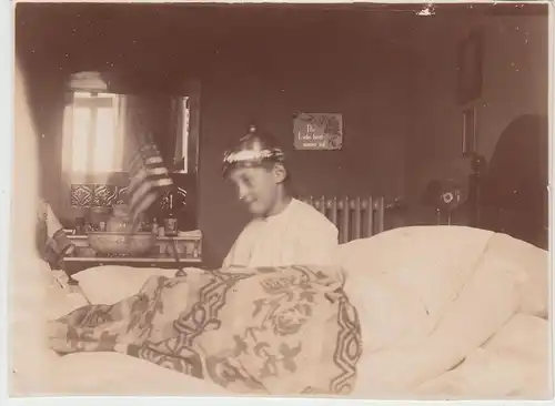 (F16675) Orig. Foto Junge im Bett, mit Helm u. USA-Flagge 1930er