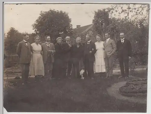 (F16671) Orig. Foto Gruppenbild im Freien 1930er, Hund macht Männchen