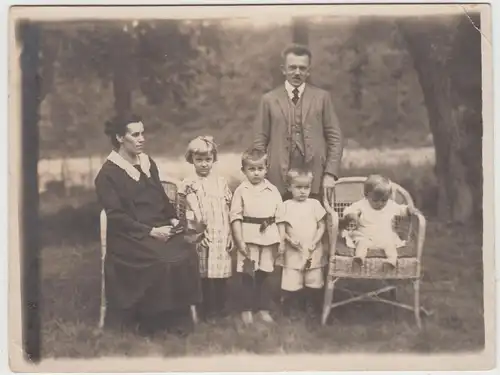 (F16670) Orig. Foto Familie, Kinder im Freien, Korbstuhl 1930er