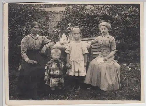 (F16668) Orig. Foto Frau und Kinder am Kaffeetisch im Freien 1930er