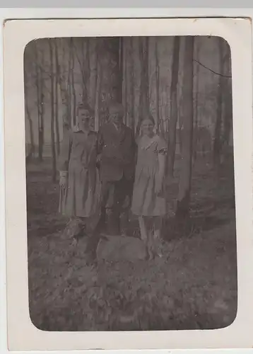 (F16666) Orig. Foto Personen mit Hund im Wald 1930er