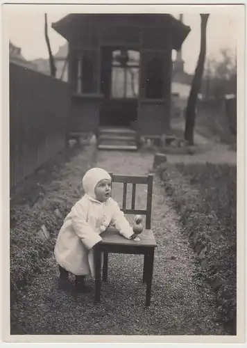 (F16664) Orig. Foto Kleinkind mit Spielzeug vor Gartenhäuschen 1930er