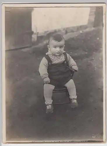 (F16662) Orig. Foto Kleinkind im Kinderstuhl auf dem Hof 1930er