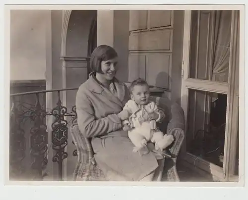 (F16661) Orig. Foto Frau mit Kleinkind im Korbsessel 1930