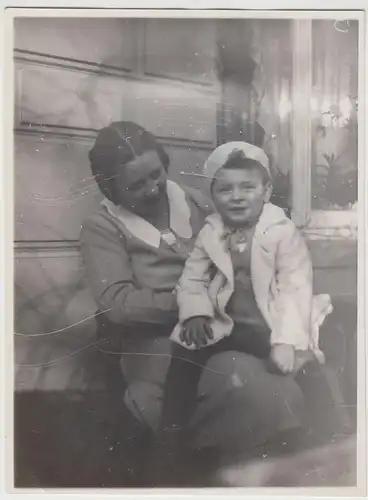 (F16660) Orig. Foto Frau mit Kleinkind auf Schoß am Haus 1931