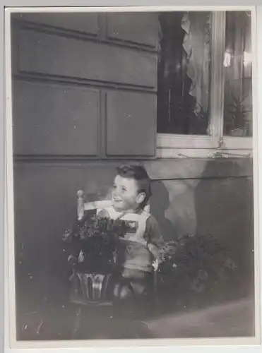 (F16659) Orig. Foto Kleinkind mit Blumentopf sitzt am Haus 1931