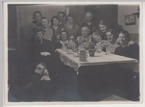 (F16656) Orig. Foto Gruppenbild am Tisch in der Stube 1935