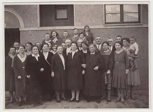 (F16655) Orig. Foto Gruppenbild vor dem Hause 1931