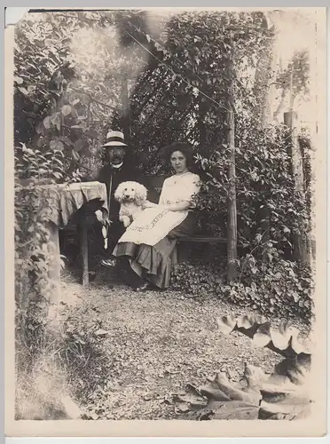 (F16653) Orig. Foto Personen sitzen mit Hund im Garten 1930er