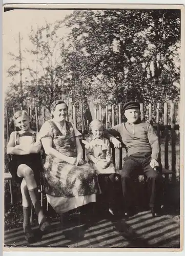 (F16651) Orig. Foto Personen auf Bank im Garten 1930er, Großeltern u. Enkel