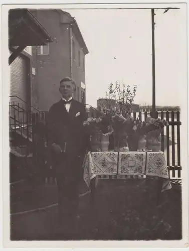(F16648) Orig. Foto Junge vor Haus mit Tisch voller Blumen, Konfirmation 1920er