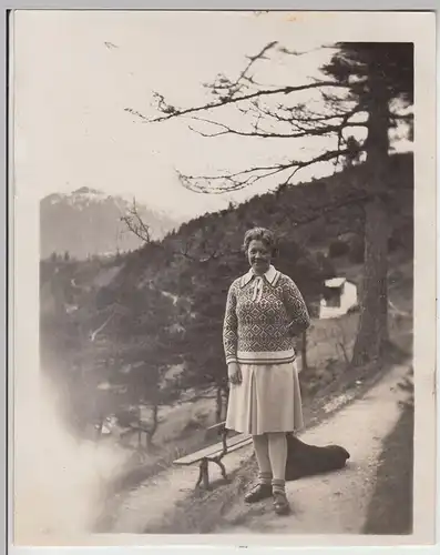 (F16645) Orig. Foto Frau mit Hund, Spaziergang, Berge 1920er