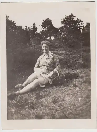 (F16643) Orig. Foto Frau mit Korb sitzt im Freien 1920er