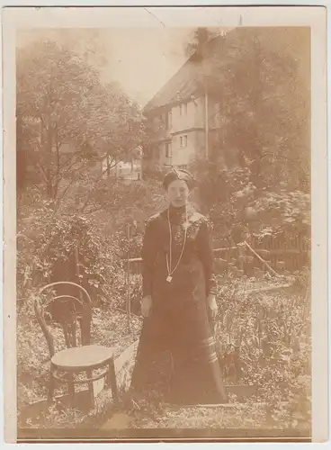 (F16642) Orig. Foto Frau steht im Garten 1910er